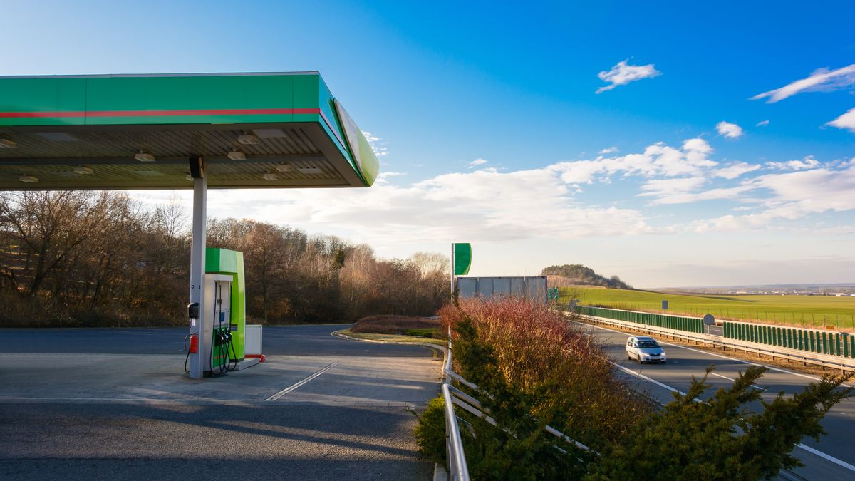 Češi tankují levněji, benzin stojí skoro o desetník méně